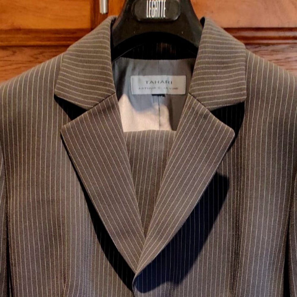 TAHARI Women's Size US 10 Business Suit (Blazer & Pants)